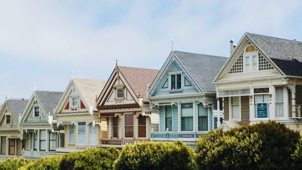 Woningmarkt op dieptepunt: 'Huizenprijzen blijven stijgen, minder woningen verkocht'