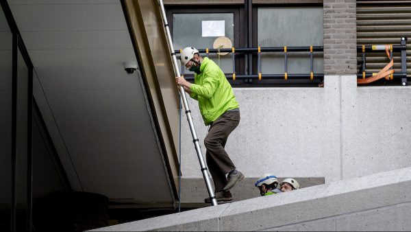 Actievoerders Greenpeace beklimmen tijdelijke gebouw Tweede Kamer