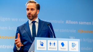 Thumbnail voor Hugo de Jonge benadrukt tijdens persconferentie: 'Er komt geen vaccinatieplicht'