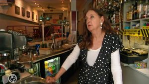 Thumbnail voor Café-eigenaresse Marga heeft lak aan coronapas: 'Ik laat iedereen binnen'