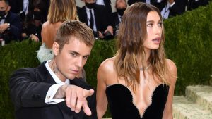 Thumbnail voor Hailey Bieber bij Met Gala uitgejoeld door Selena-fans, nicht reageert