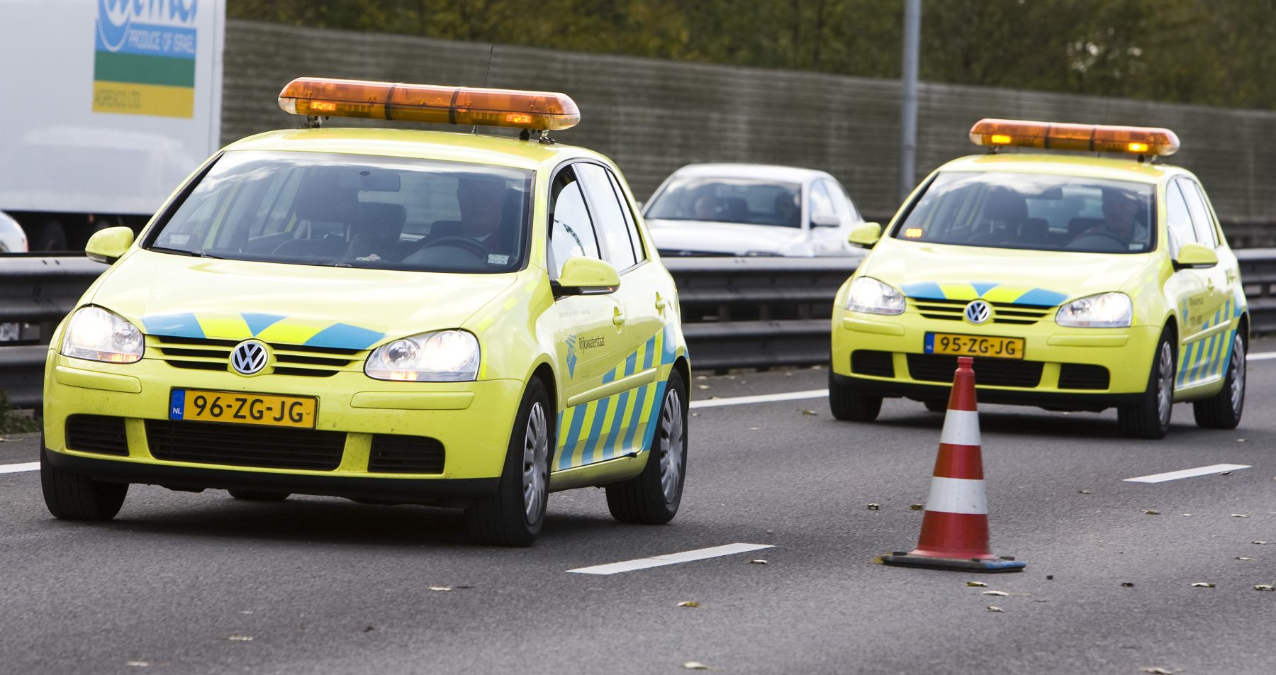 A7 vol met cacaobonen door gekantelde vrachtwagen