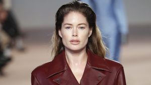 Thumbnail voor Doutzen Kroes bekritiseert na stilte weer coronamaatregelen: 'Mijn handen trillen terwijl ik dit schrijf'