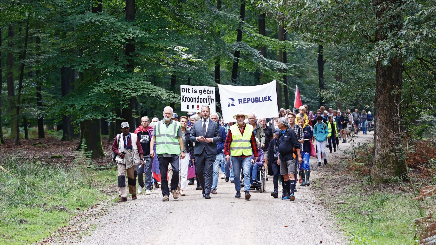 Demonstranten protesteren tegen afsluiting Kroondomein Het Loo