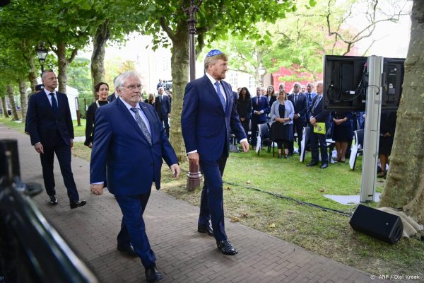 Namenmonument voor oorlogsslachtoffers onthuld door Willem-Alexander