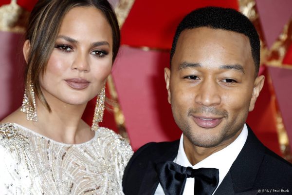 Chrissy Teigen deelt gedachten over 'gepauzeerde' moederlichaam