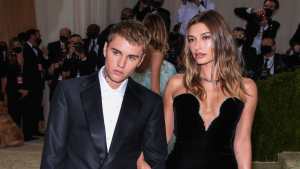 Thumbnail voor Hailey Bieber ontkent mishandeling: 'Justin is juist heel erg lief en respectvol voor mij'