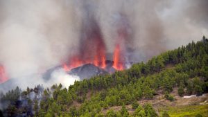 Thumbnail voor Duizenden mensen geëvacueerd na vulkaanuitbarsting La Palma