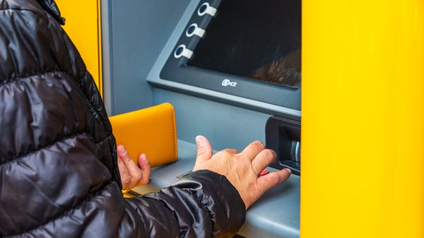 Geld pinnen bij automaat binnenkort ook met telefoon