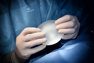 Thumbnail voor Vaste borstimplantaten net zo onveilig als vloeibare: 'Leg gebruik siliconen stil'