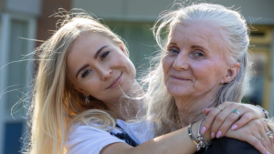 Thumbnail voor Michelle (26) over moeder met Alzheimer: 'Ze verdween elke dag een beetje meer'