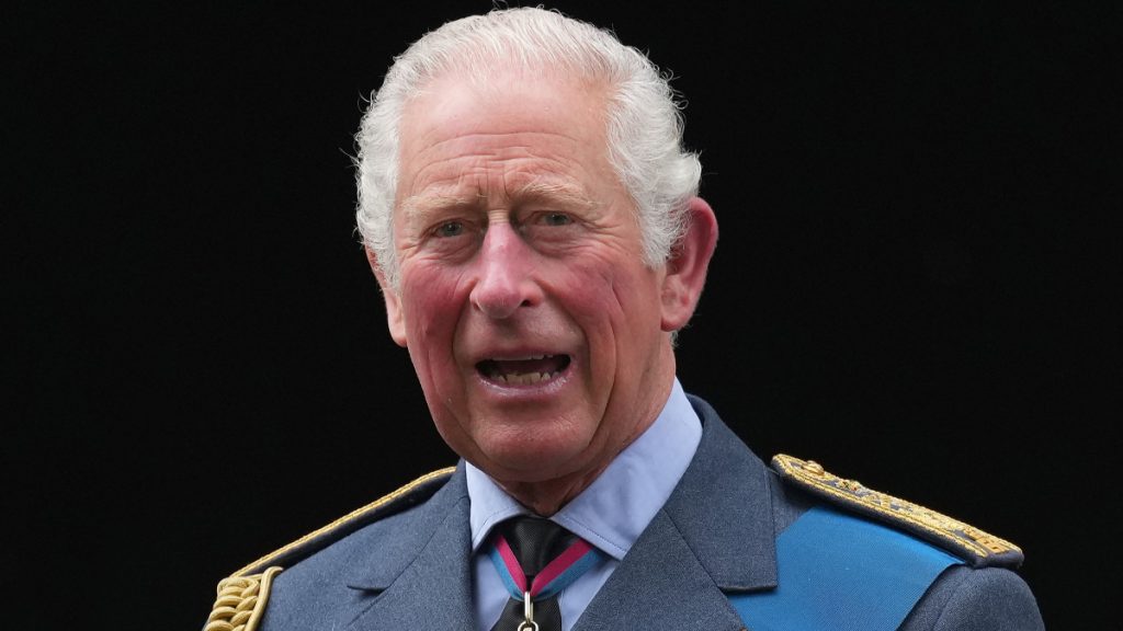 Waarom prins Charles door een schandaal onder vuur ligt