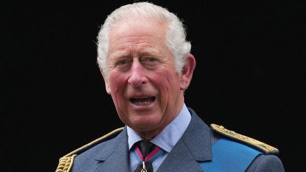 Waarom prins Charles door een schandaal onder vuur ligt