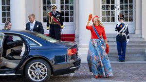 Koningin Máxima gaat voor blauwe bloemenrok op Prinsjesdag  