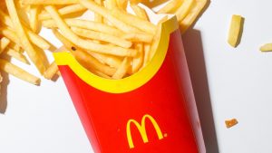 Thumbnail voor McDonald's, maar dan duurzamer: Happy Meal voortaan zonder plastic speeltje