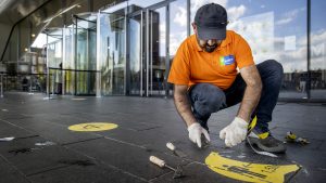 Thumbnail voor Dag van de nieuwe coronamaatregelen: demonstraties in Den Haag en kerken laten anderhalve meter los