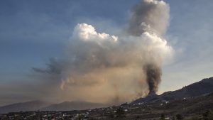 Thumbnail voor Lava op La Palma nadert de zee, vier gebieden in lockdown