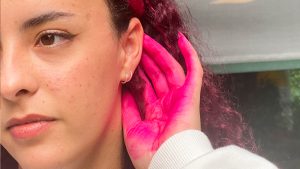 Thumbnail voor Donna's handen zijn bubbelgumroze: 'Ik verfde mijn haar zonder handschoenen'