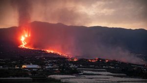 Thumbnail voor Roodgloeiende lava vulkaan La Palma bereikt de zee, zorg voor extra gevaar