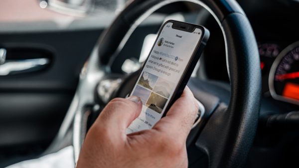 Twee derde van de weggebruikers gebruikt telefoon in het verkeer