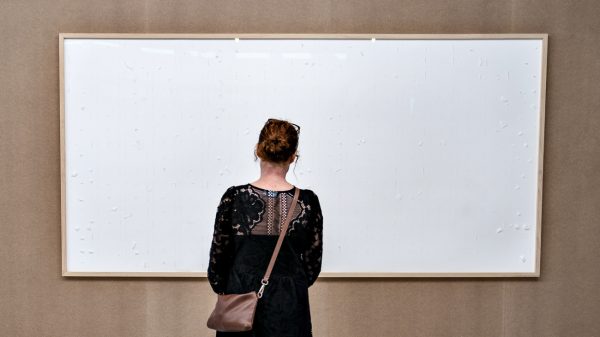 Deense kunstenaar levert lege canvassen tot woede van het museum