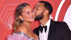 Thumbnail voor Chrissy Teigen deelt hartverscheurende foto een jaar na verliezen zoontje