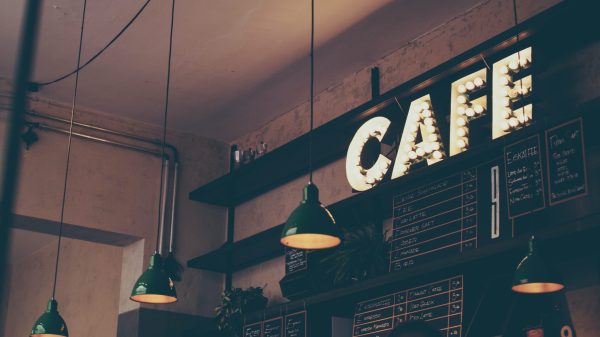 In steeds meer plaatsen met polsbandjes naar het café en restaurant