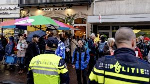 Thumbnail voor Demonstranten aangehouden bij Waku Waku in Utrecht, burgemeester Dijksma bedreigd
