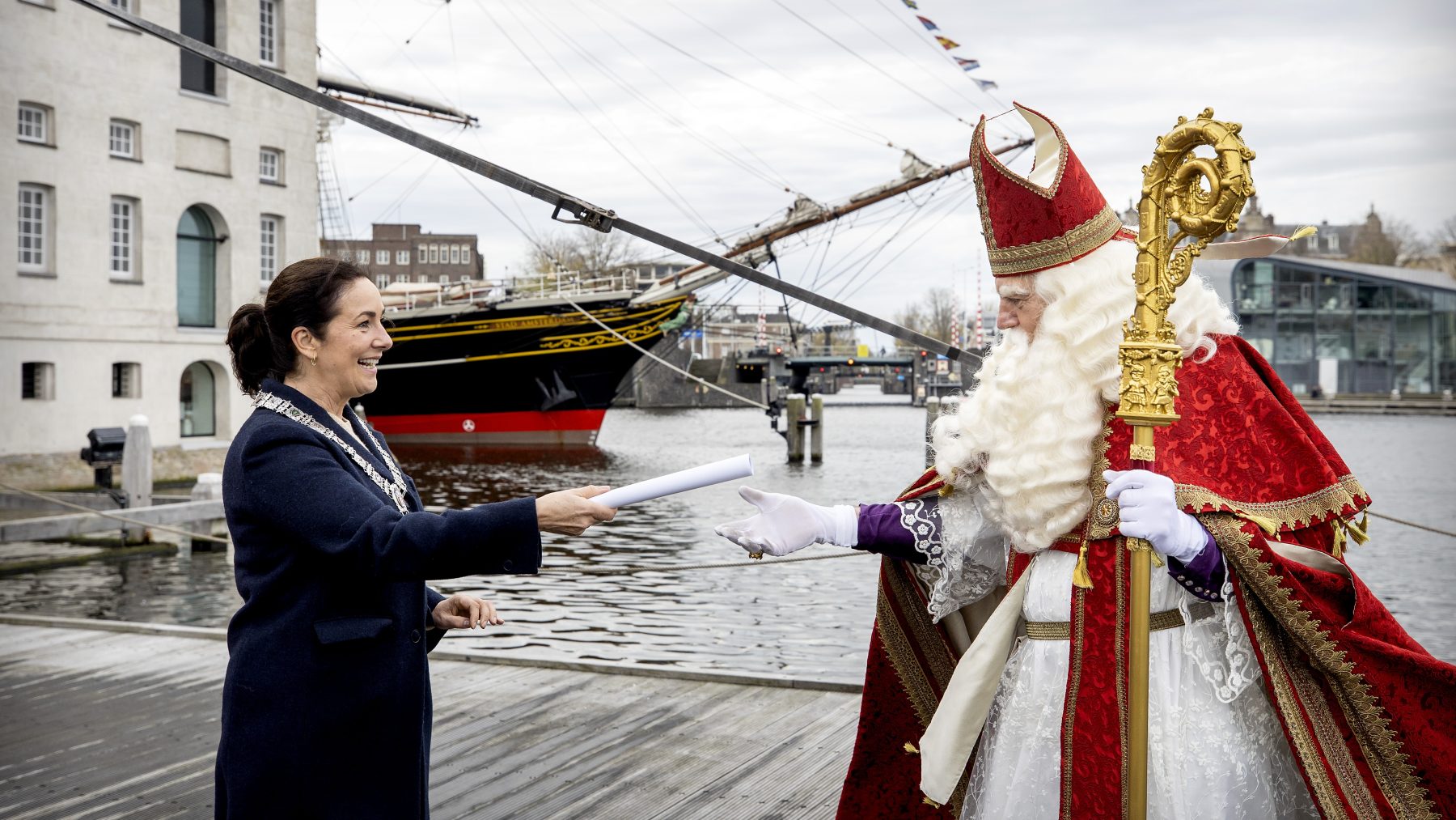 Sinterklaascomités met handen in het haar vanwege veranderende maatregelen