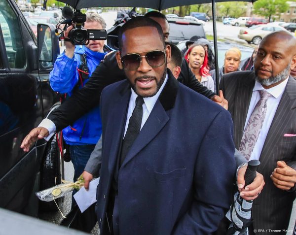 Ex-vriendin R. Kelly: 'Ik loog om hem te beschermen'