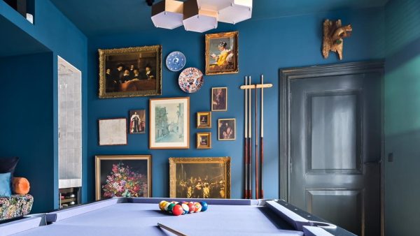 Blauwe poolkamer, bloemetjesbank én wijnkast: dit (feest)huis is te koop LINDA.nl