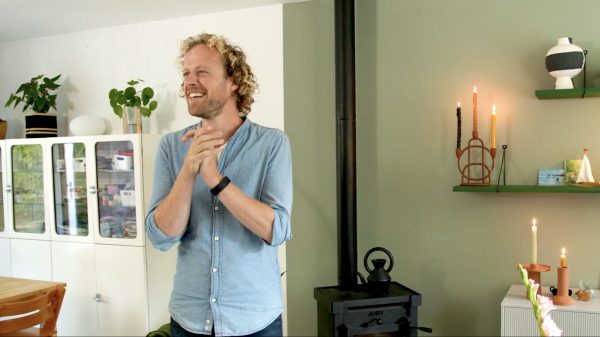 De woonkamer van Claas is te wit en krijgt kleur