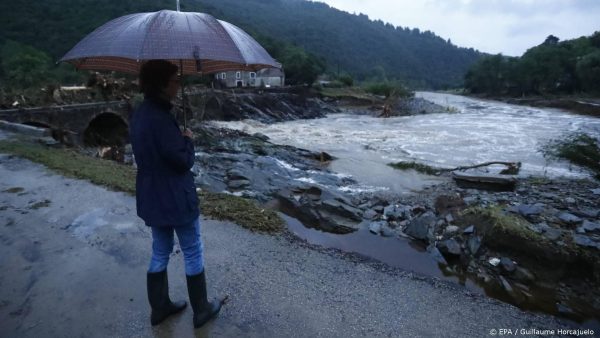 Ondergelopen straten door noodweer in zuiden van Frankrijk