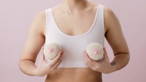 Thumbnail voor Zó onderzoek je je eigen borsten: 'Je moet kijken en voelen'