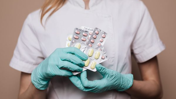 Hoogleraar over pil tegen corona: 'Geen alternatief voor vaccineren'