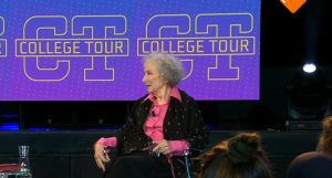 Thumbnail voor Auteur 'The Handmaid's Tale' Margaret Atwood openhartig over leven in 'College Tour'