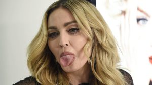 Thumbnail voor Fotograaf veilt foto zoenende Madonna en Britney Spears als NFT