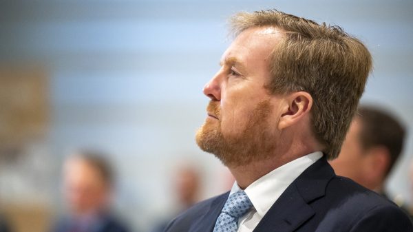 Willem-Alexander praat met slachtoffers toeslagenaffaire