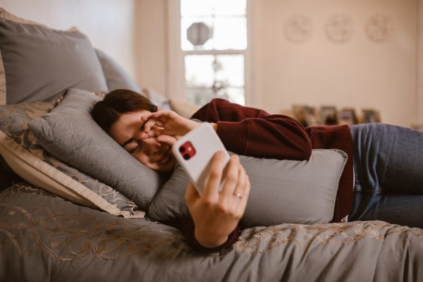 Anika deelt wilde nacht per ongeluk in groepsapp