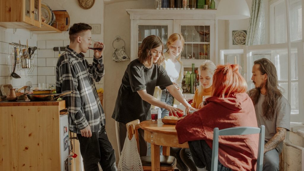 Jongeren wonen steeds langer thuis: heeft het invloed op de ontwikkeling?