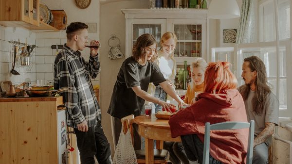 Jongeren wonen steeds langer thuis: heeft het invloed op de ontwikkeling?