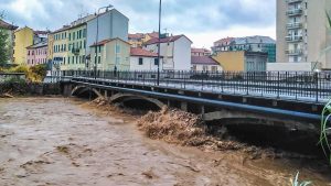 Thumbnail voor Noodweer in Noord-Italië zorgt voor enorme overstromingen: 'Zondvloedachtige taferelen'