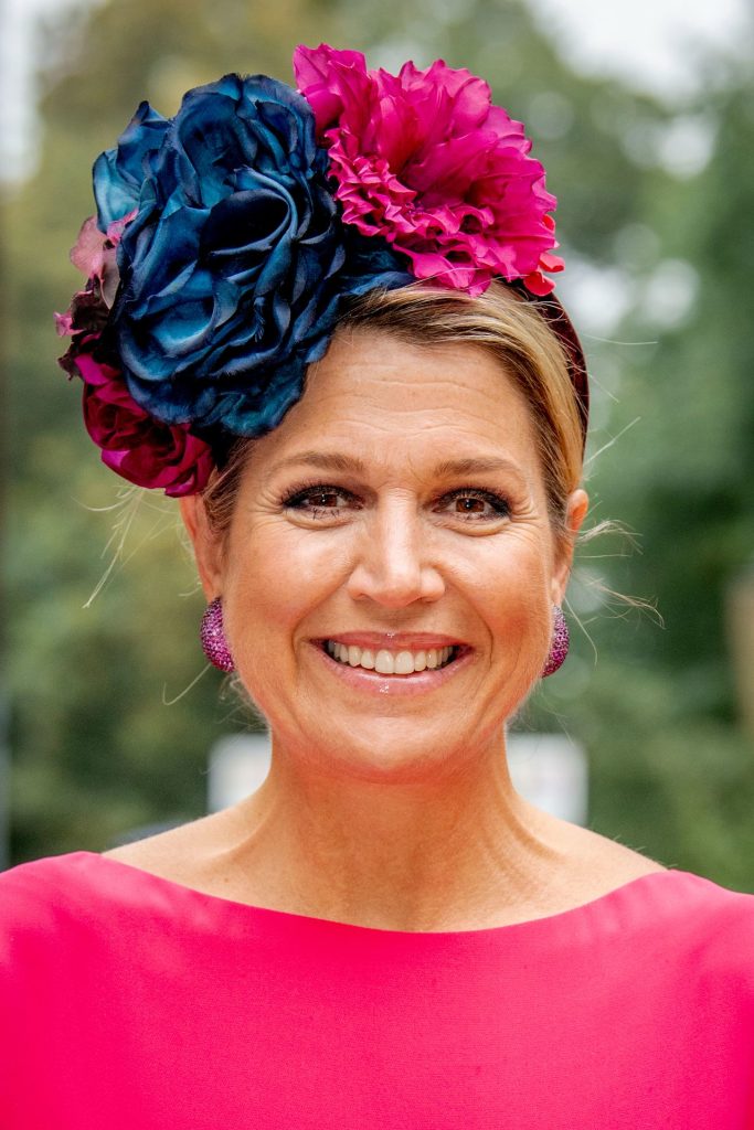 Koningin Máxima brengt ode aan Frida Kahlo met kleding en bloemen