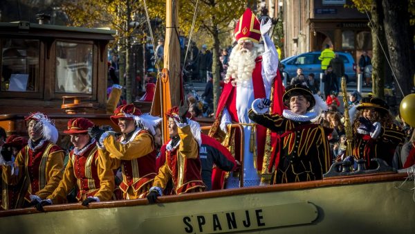 Tóch een sinterklaasintocht met stoomboot in Amsterdam