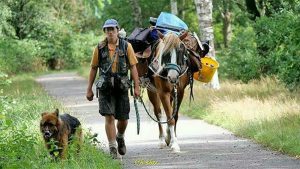 Tamarinde trekt rond met haar paard, hond en duif: 'Standaard leven is saai'