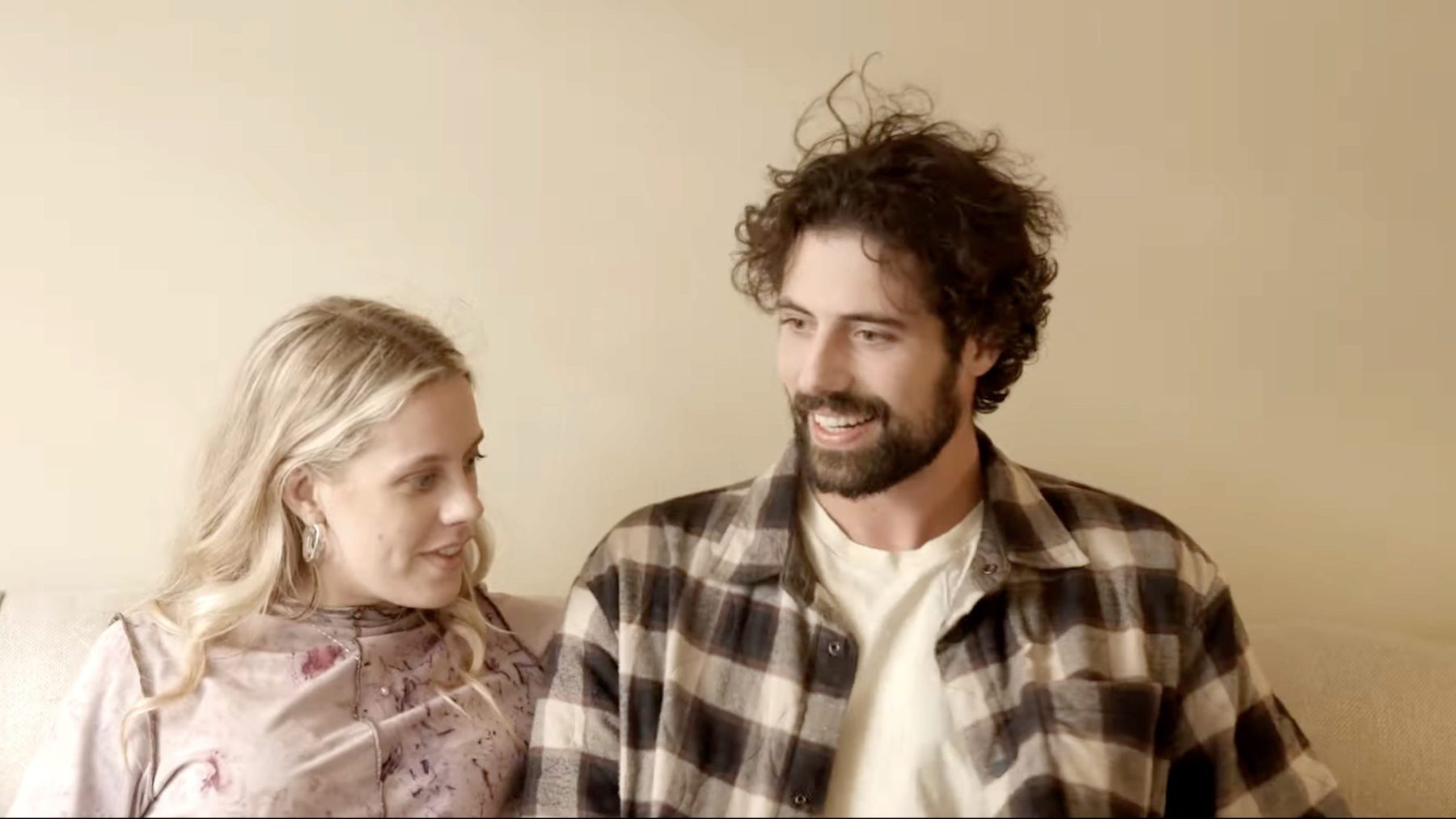 De muren van Sam en Linde krijgen gele kleur, en dat pakt prachtig uit: 'Beetje jaren 90'