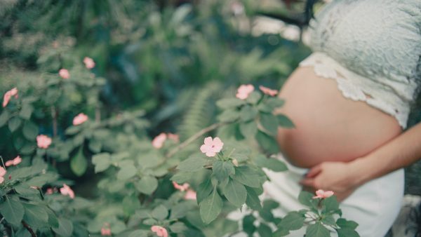 LINDA.nl zoekt verhalen van zwangere vrouwen van wie de buik opgevraagd werd betast