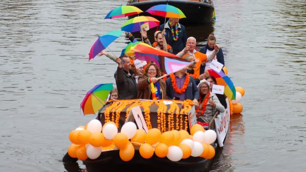Feest in Friesland: Leeuwarden viert Roze Zaterdag met kleurrijke botenparade