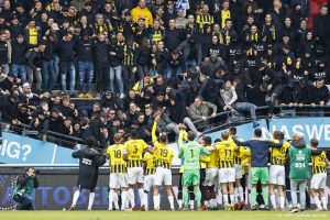 Thumbnail voor Supporters Vitesse vallen naar beneden bij instorten tribune NEC