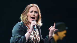 Thumbnail voor Adele is duidelijk over zangcarrière: 'Niemand wil mij zien als oud kettingrokend vrouwtje'